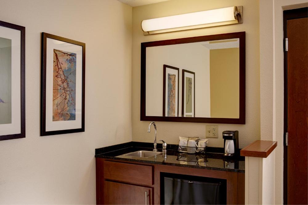 Guestroom King with Roll-In Shower - Mobility Accessible  interior